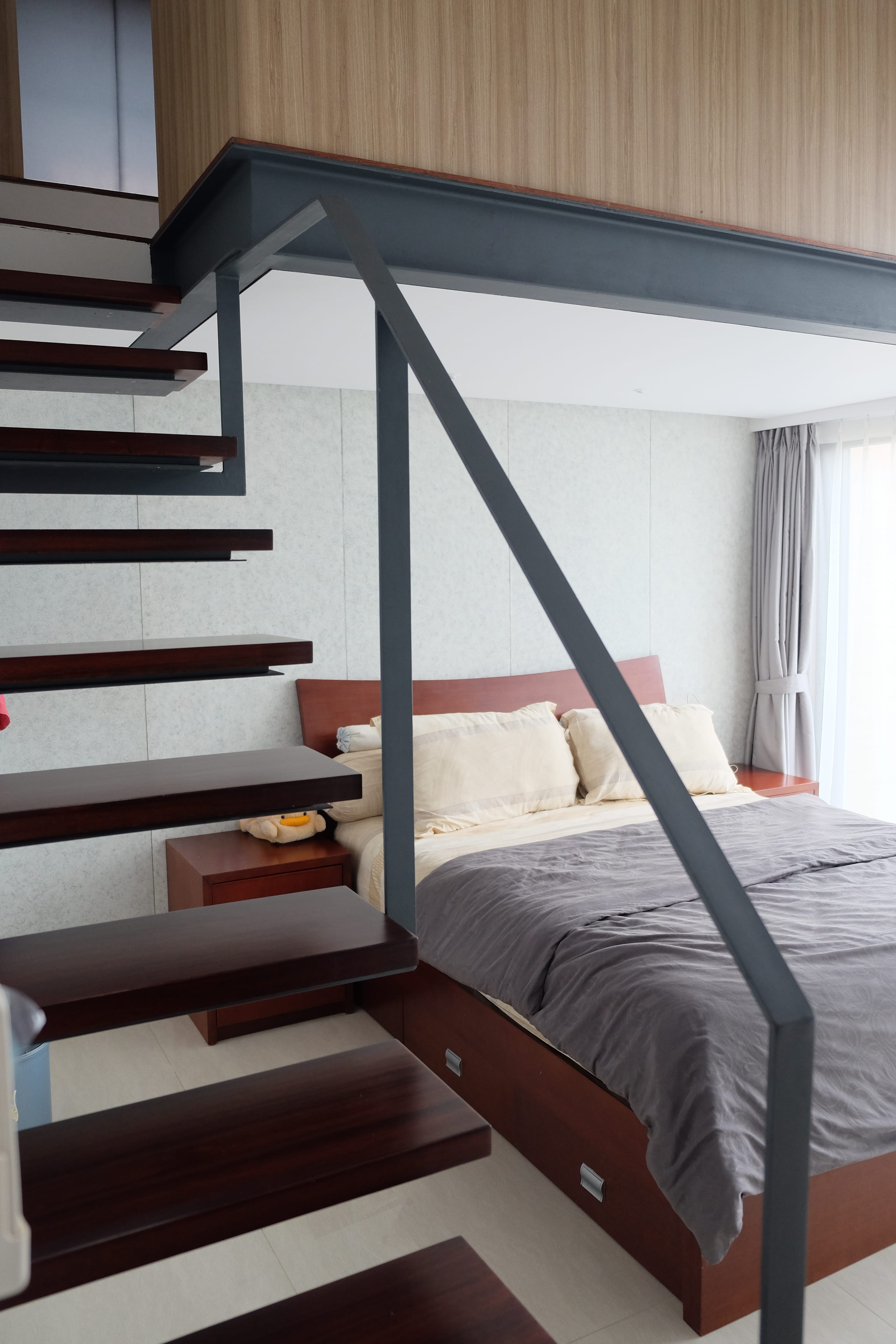 Floating stairs